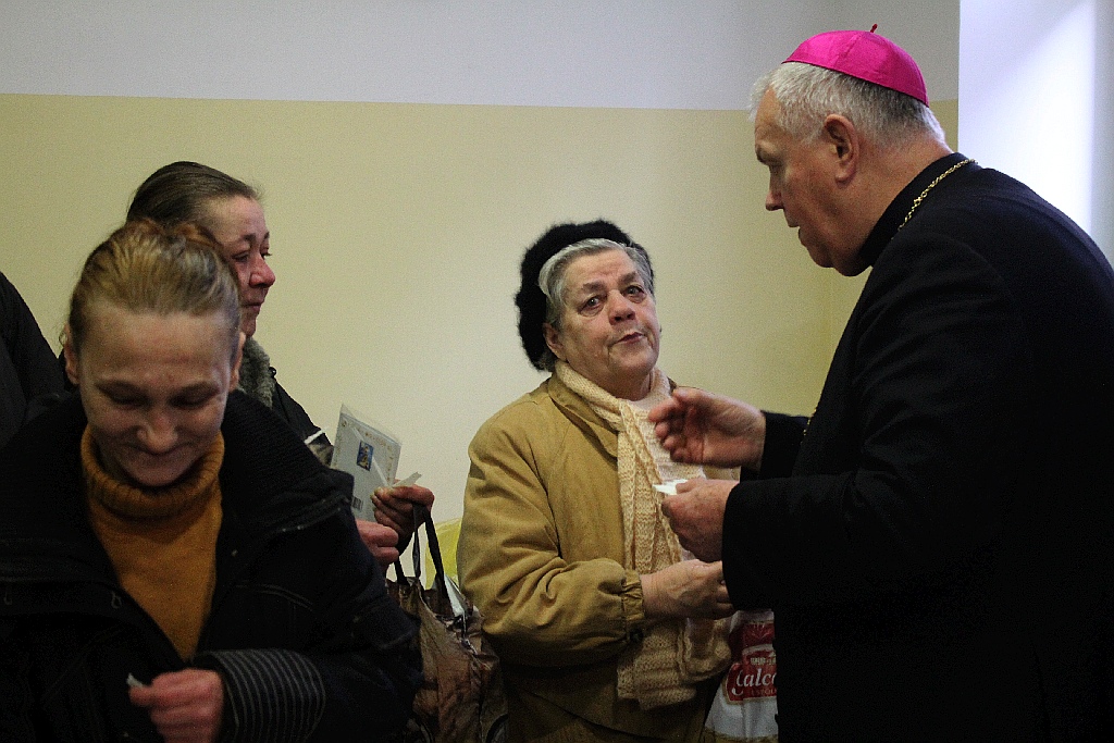 Biskup Kiernikowski na Wigilii w stołówce księdza Gacka