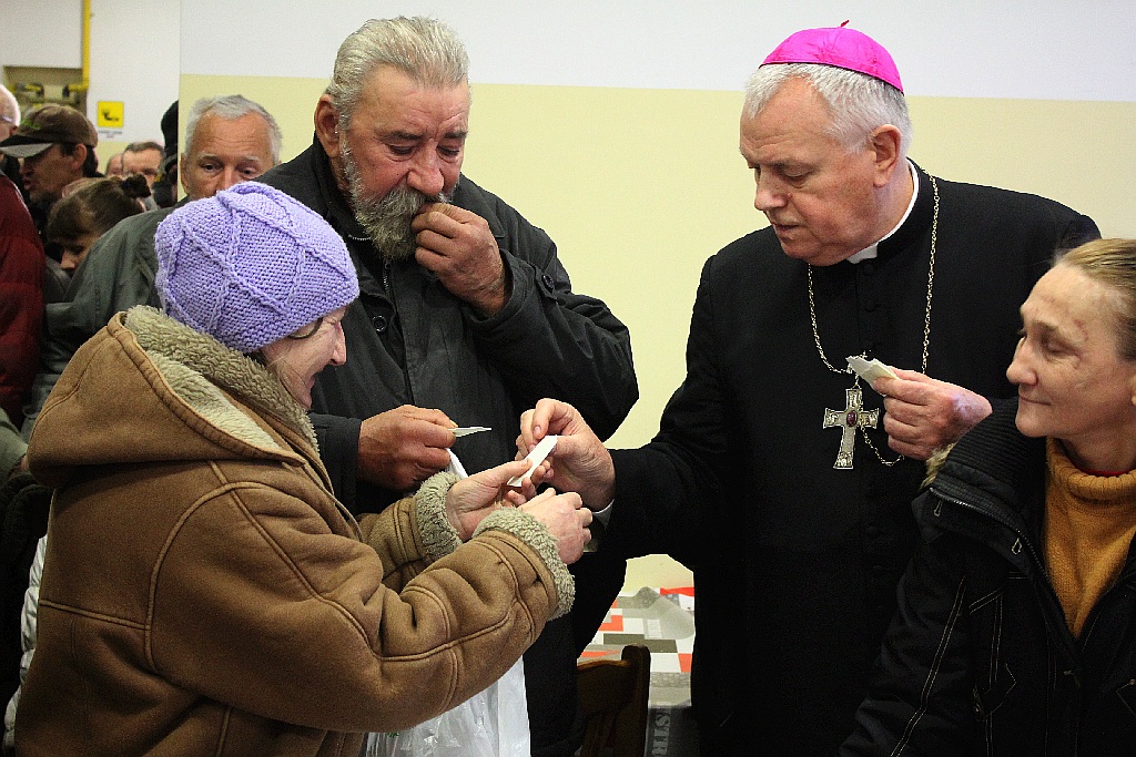 Biskup Kiernikowski na Wigilii w stołówce księdza Gacka