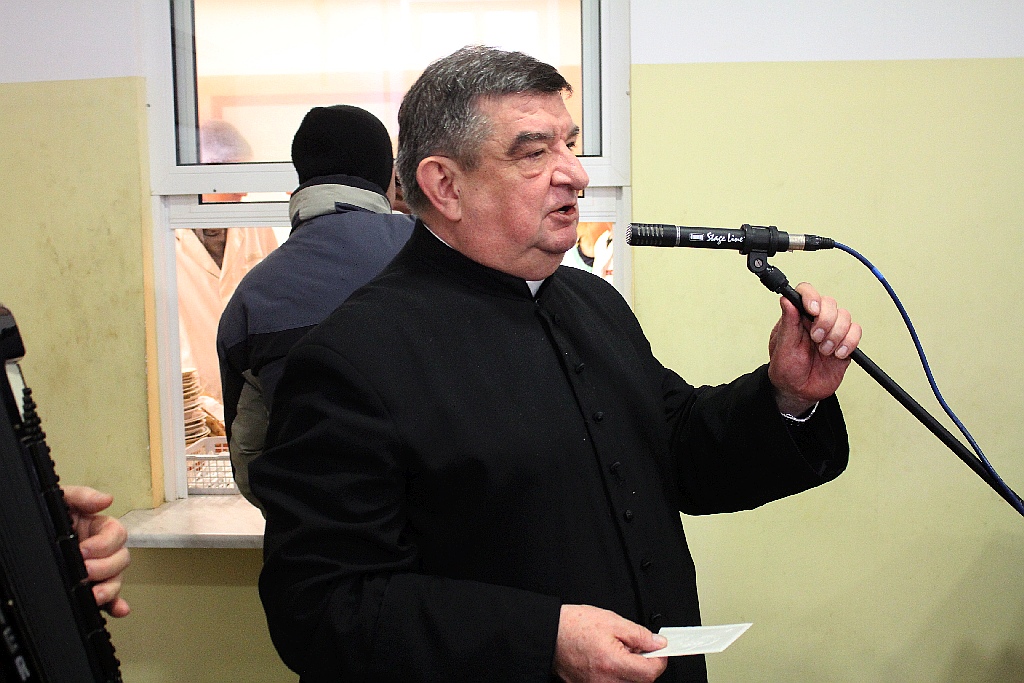 Biskup Kiernikowski na Wigilii w stołówce księdza Gacka