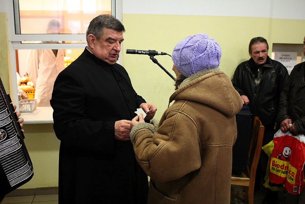 Biskup Kiernikowski na Wigilii w stołówce księdza Gacka