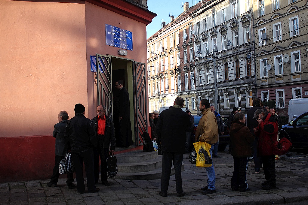 Biskup Kiernikowski na Wigilii w stołówce księdza Gacka