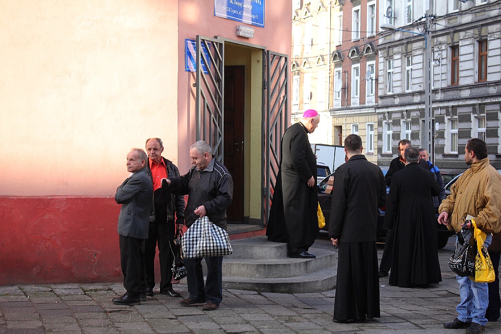 Biskup Kiernikowski na Wigilii w stołówce księdza Gacka
