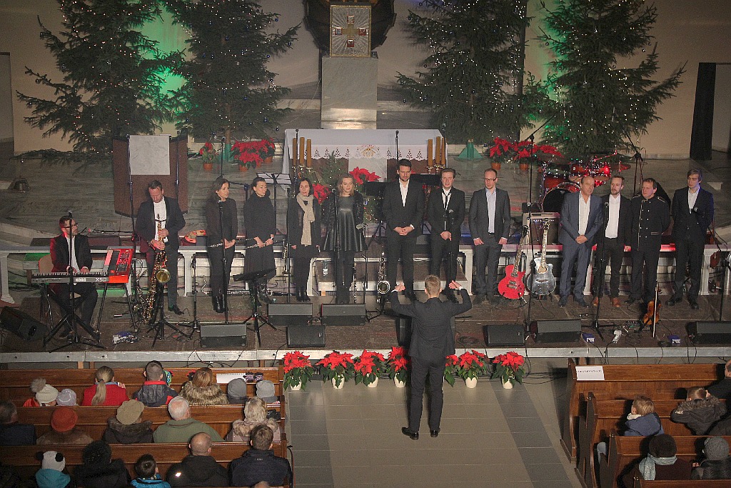 Tłumy wiernych słuchały koncertu kolęd rodziny Pospieszalskich
