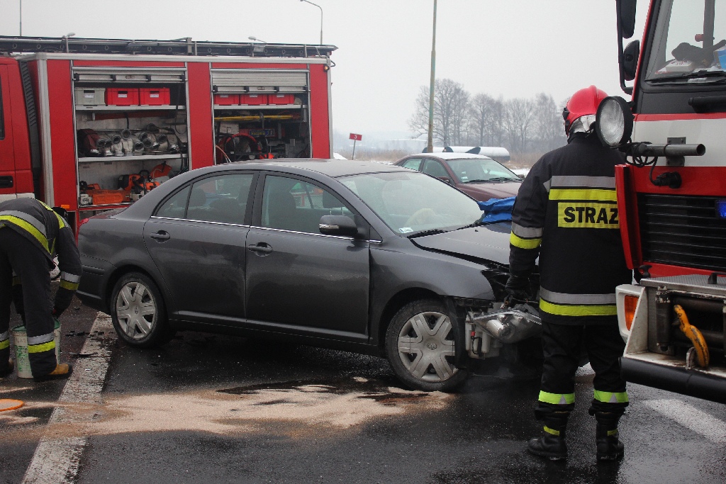 Ranne dwie osoby w wypadku na drodze S3 w Rzeszotarach
