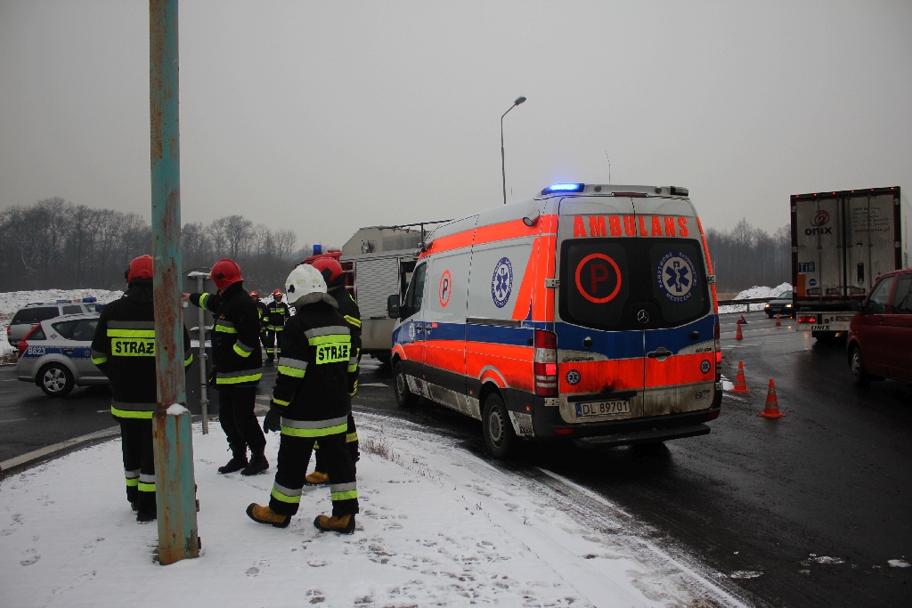 Ranne dwie osoby w wypadku na drodze S3 w Rzeszotarach
