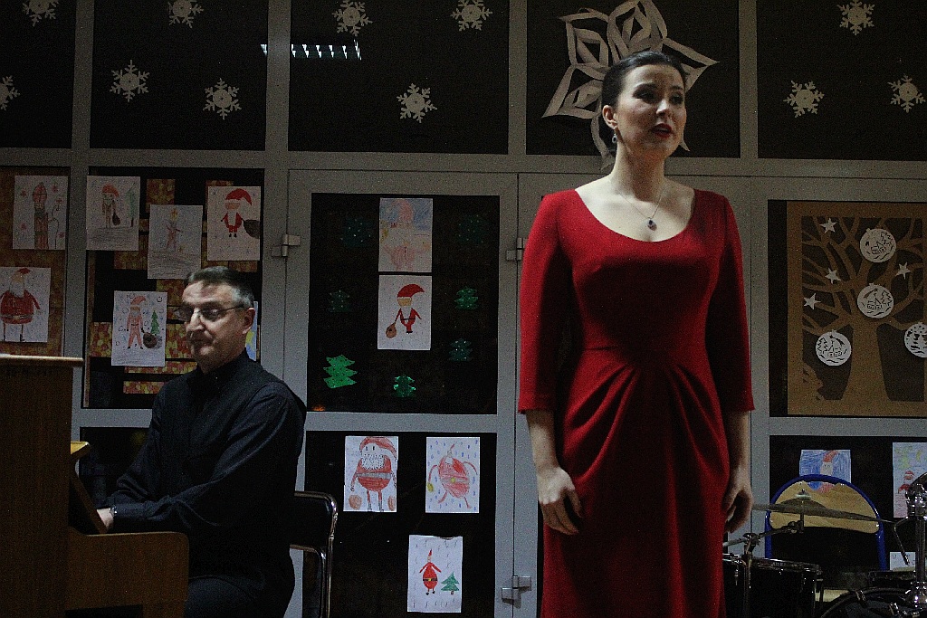 Magdalena Marchewka gościem kolędowego biesiadowania w SP 20