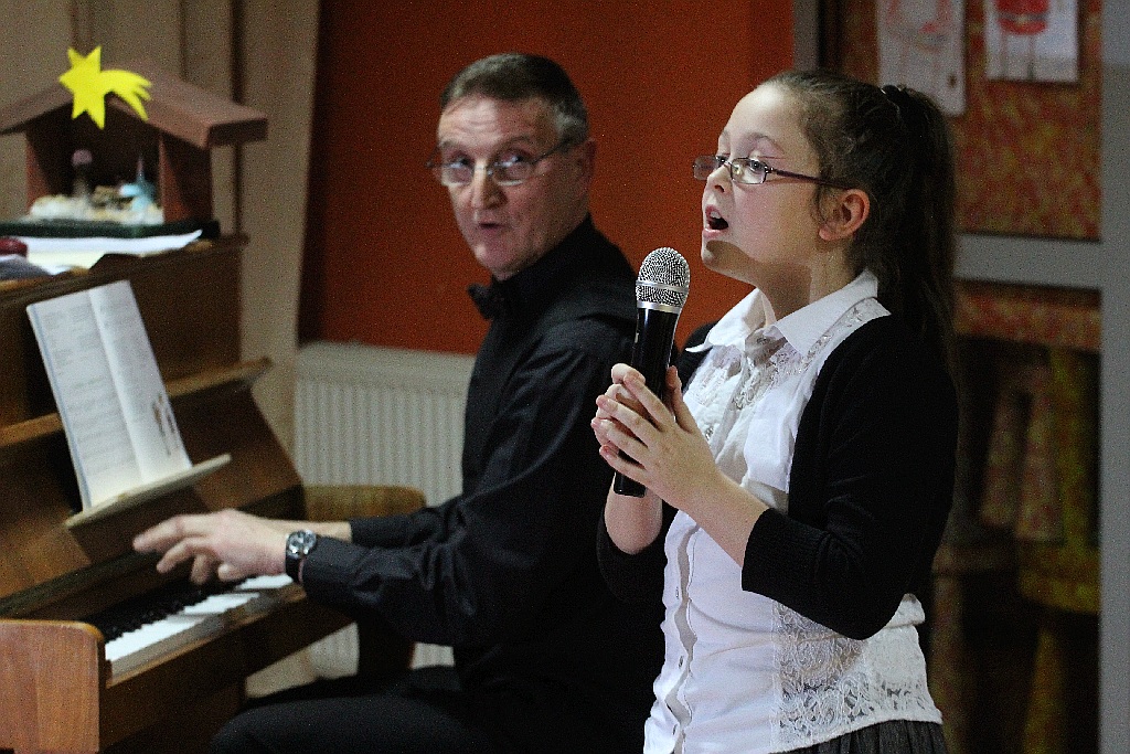 Magdalena Marchewka gościem kolędowego biesiadowania w SP 20