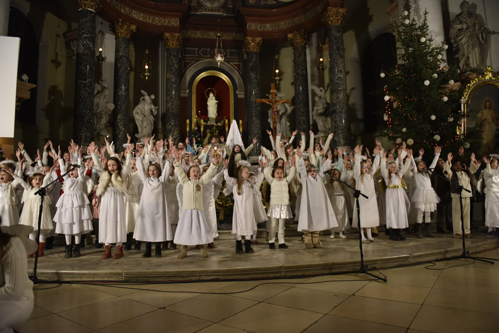 Kolędnicy z Legnicy zaśpiewali i zatańczyli w kościele św. Jana