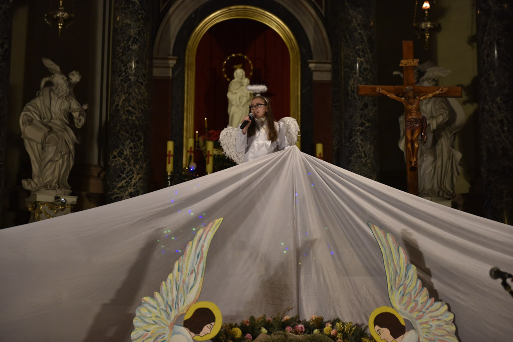 Kolędnicy z Legnicy zaśpiewali i zatańczyli w kościele św. Jana