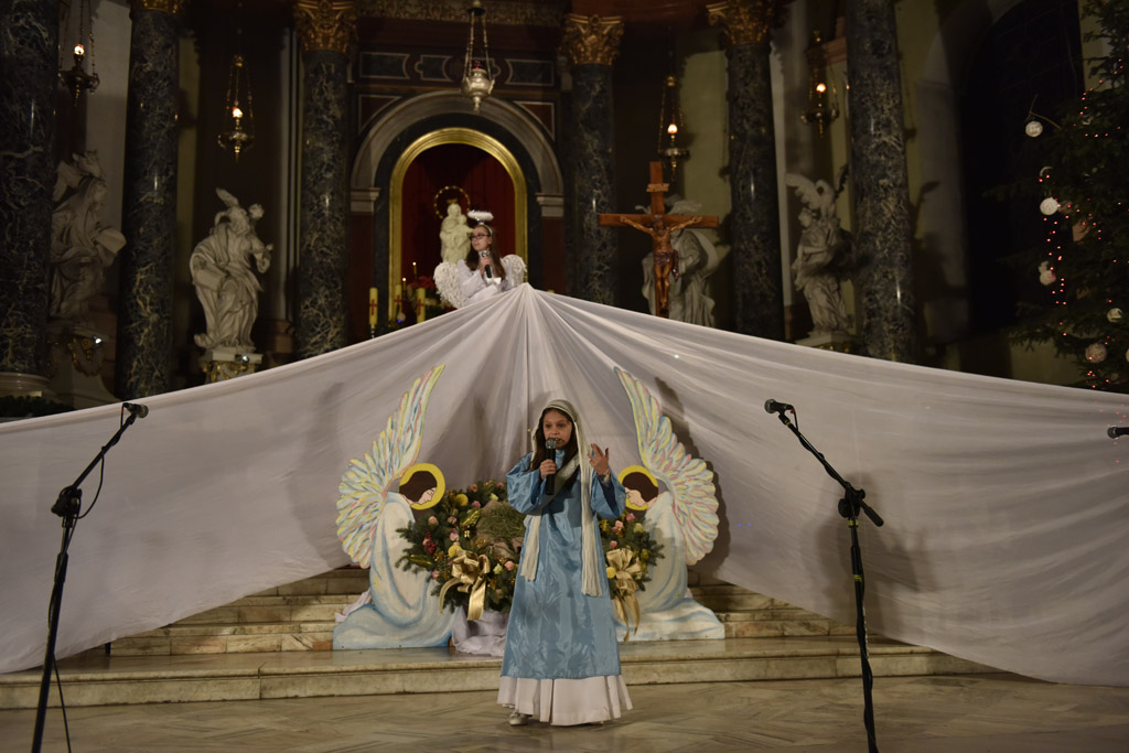 Kolędnicy z Legnicy zaśpiewali i zatańczyli w kościele św. Jana