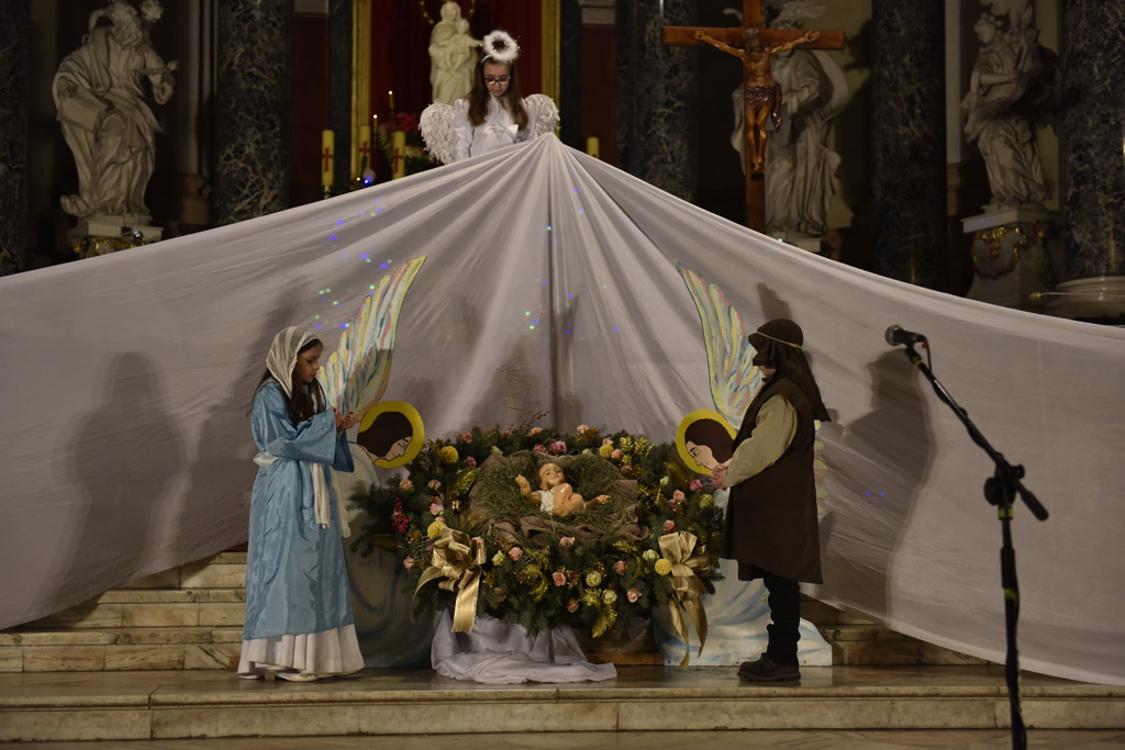 Kolędnicy z Legnicy zaśpiewali i zatańczyli w kościele św. Jana