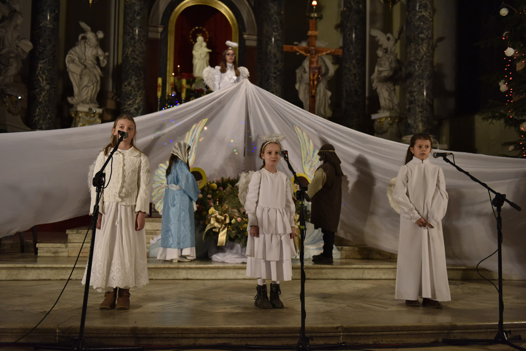 Kolędnicy z Legnicy zaśpiewali i zatańczyli w kościele św. Jana