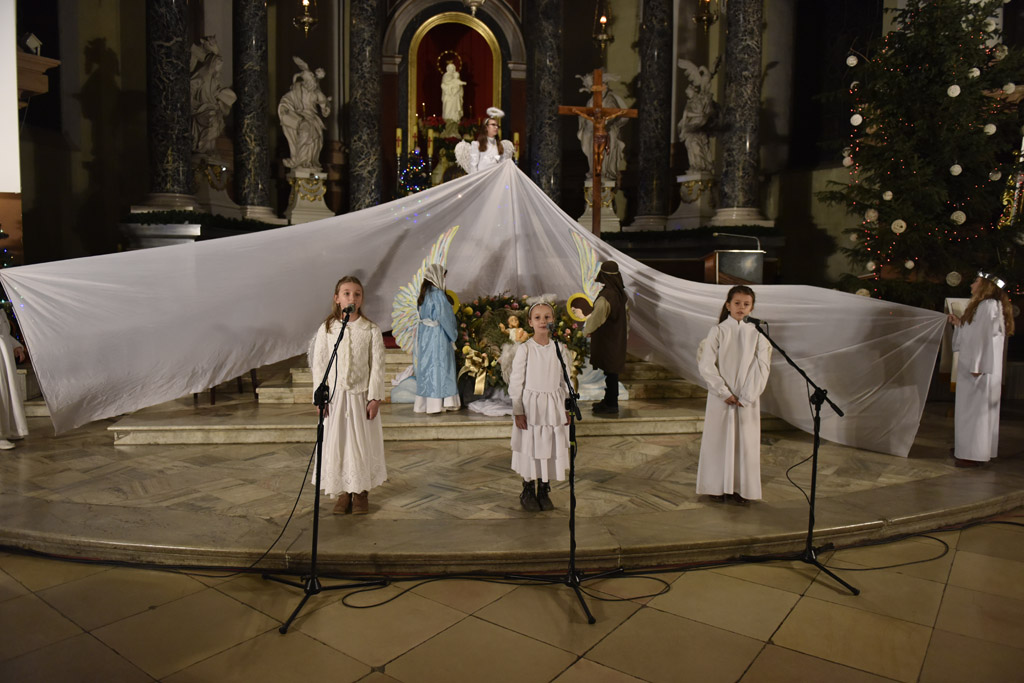 Kolędnicy z Legnicy zaśpiewali i zatańczyli w kościele św. Jana