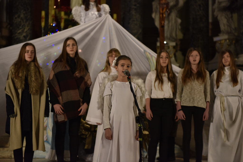Kolędnicy z Legnicy zaśpiewali i zatańczyli w kościele św. Jana