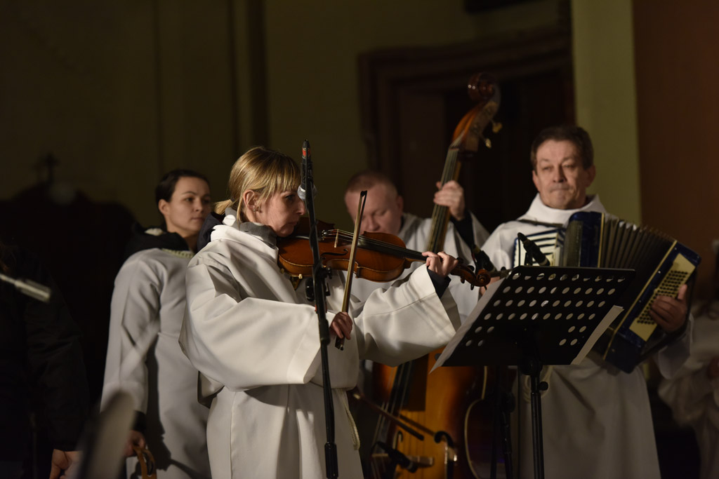 Kolędnicy z Legnicy zaśpiewali i zatańczyli w kościele św. Jana