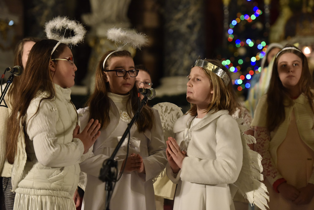 Kolędnicy z Legnicy zaśpiewali i zatańczyli w kościele św. Jana