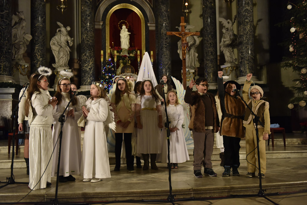 Kolędnicy z Legnicy zaśpiewali i zatańczyli w kościele św. Jana