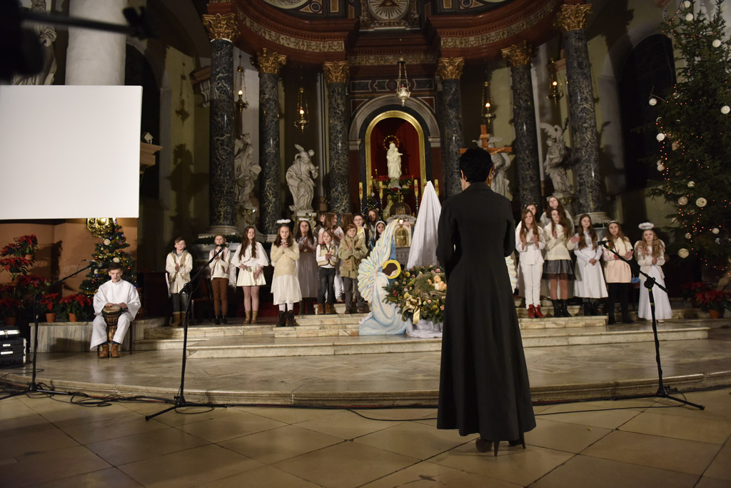 Kolędnicy z Legnicy zaśpiewali i zatańczyli w kościele św. Jana