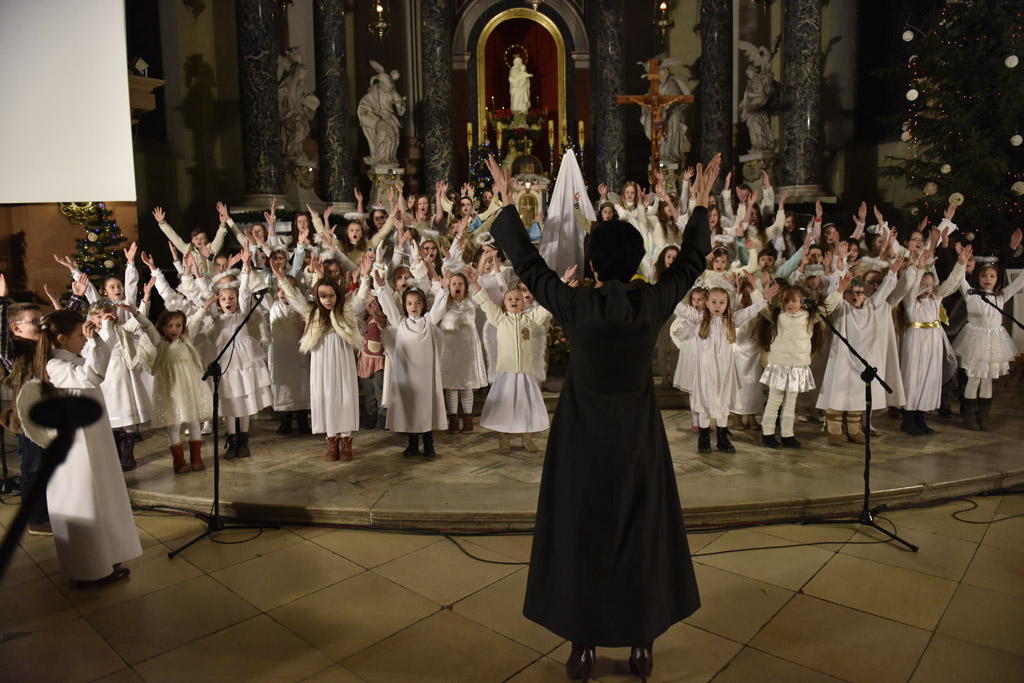 Kolędnicy z Legnicy zaśpiewali i zatańczyli w kościele św. Jana