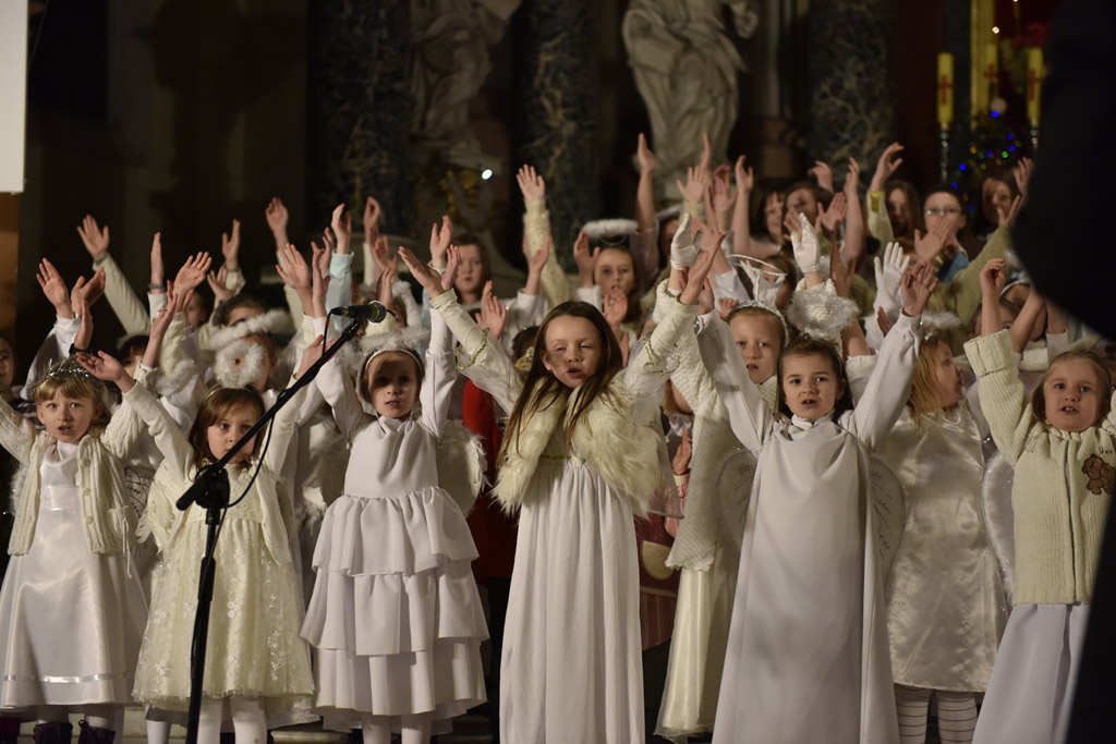 Kolędnicy z Legnicy zaśpiewali i zatańczyli w kościele św. Jana