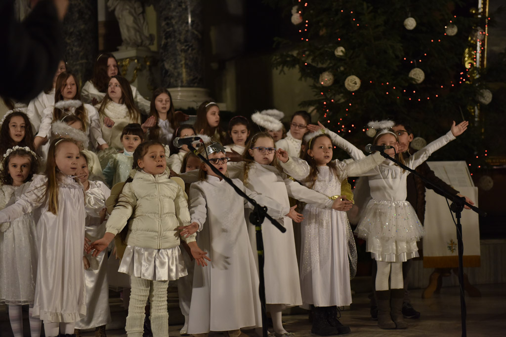 Kolędnicy z Legnicy zaśpiewali i zatańczyli w kościele św. Jana