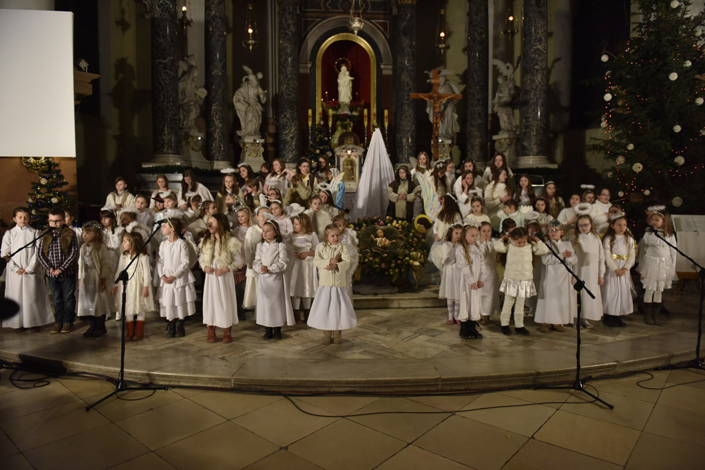 Kolędnicy z Legnicy zaśpiewali i zatańczyli w kościele św. Jana