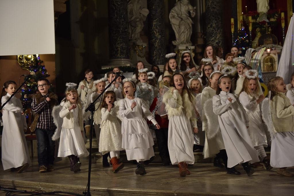 Kolędnicy z Legnicy zaśpiewali i zatańczyli w kościele św. Jana
