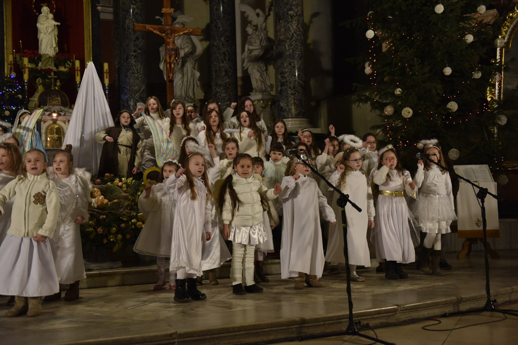 Kolędnicy z Legnicy zaśpiewali i zatańczyli w kościele św. Jana