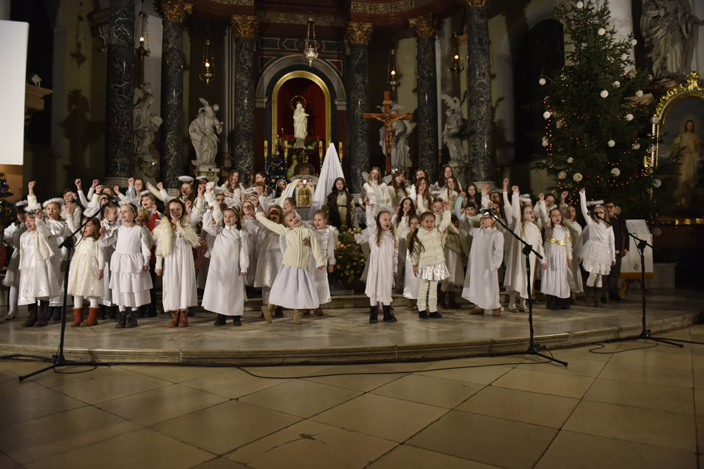 Kolędnicy z Legnicy zaśpiewali i zatańczyli w kościele św. Jana