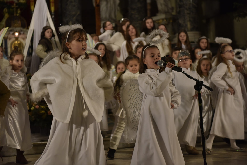 Kolędnicy z Legnicy zaśpiewali i zatańczyli w kościele św. Jana