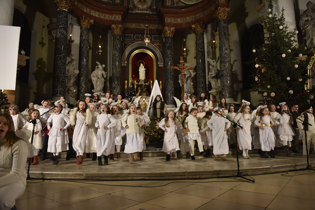 Kolędnicy z Legnicy zaśpiewali i zatańczyli w kościele św. Jana