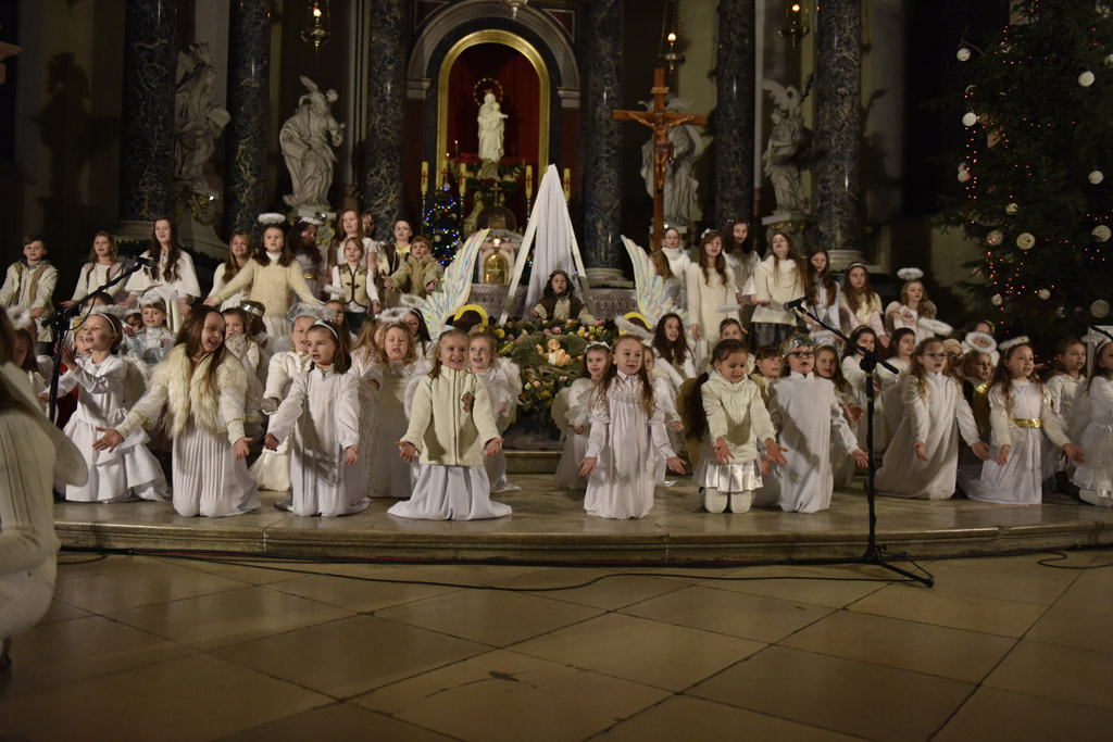 Kolędnicy z Legnicy zaśpiewali i zatańczyli w kościele św. Jana