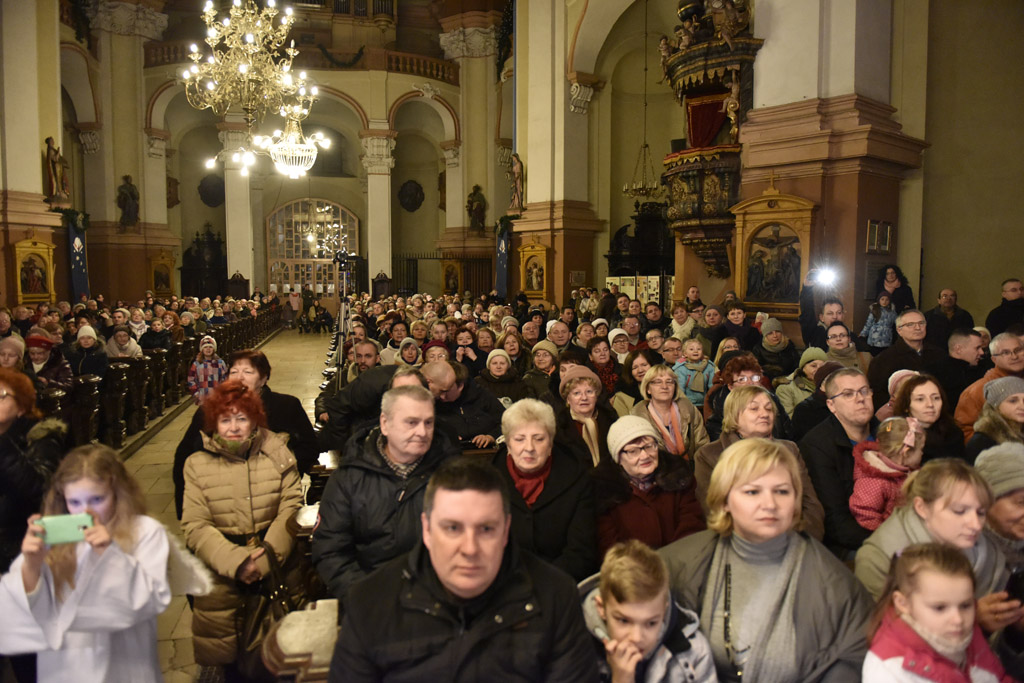 Kolędnicy z Legnicy zaśpiewali i zatańczyli w kościele św. Jana