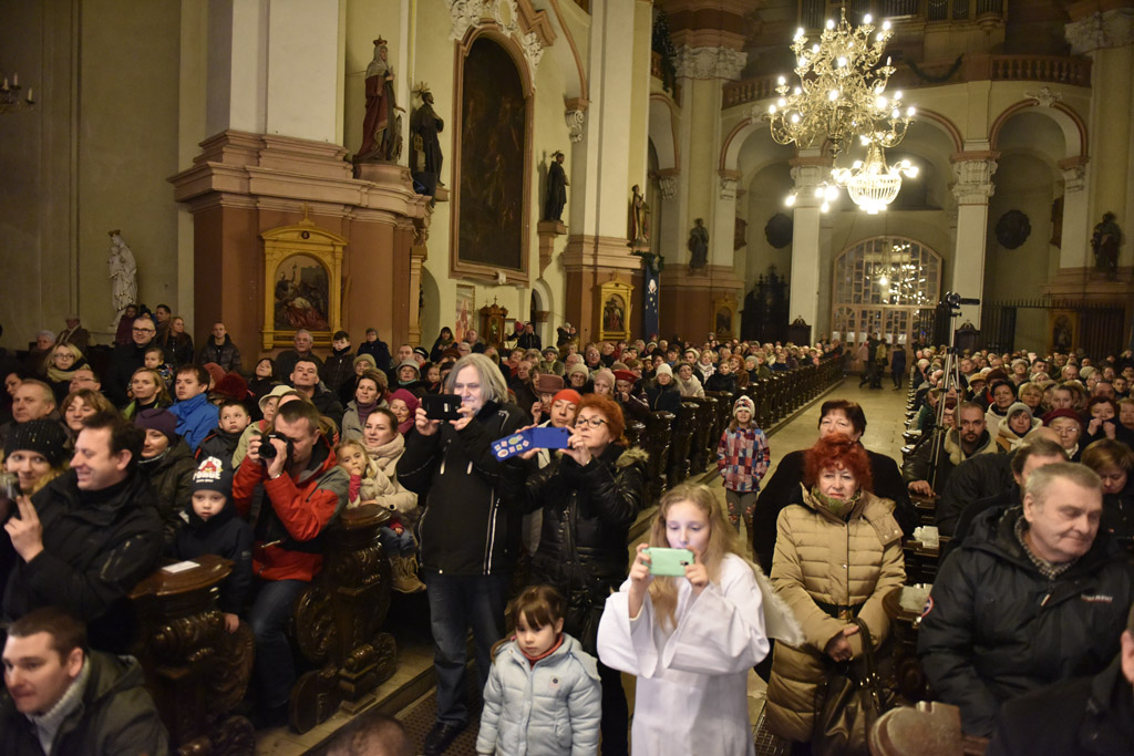 Kolędnicy z Legnicy zaśpiewali i zatańczyli w kościele św. Jana