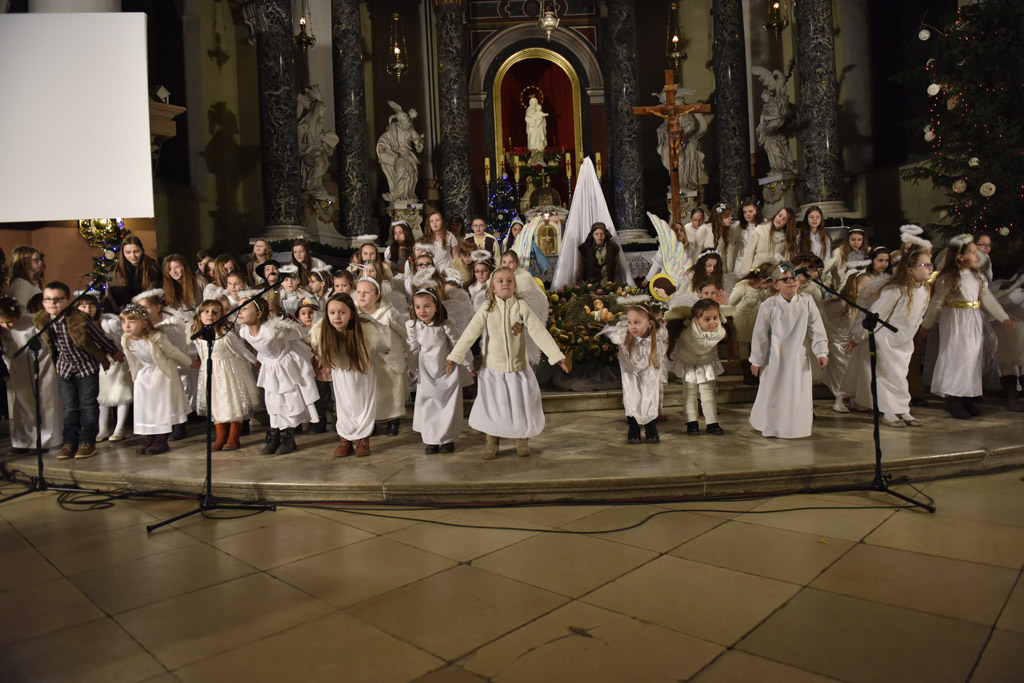 Kolędnicy z Legnicy zaśpiewali i zatańczyli w kościele św. Jana