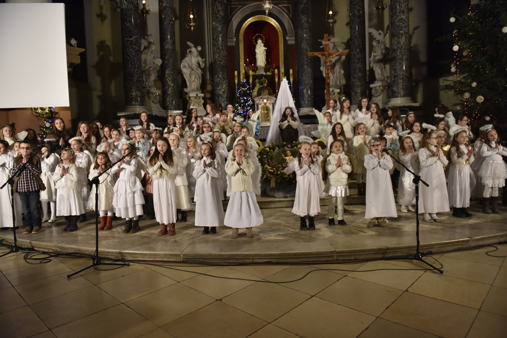 Kolędnicy z Legnicy zaśpiewali i zatańczyli w kościele św. Jana