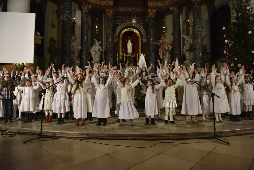 Kolędnicy z Legnicy zaśpiewali i zatańczyli w kościele św. Jana