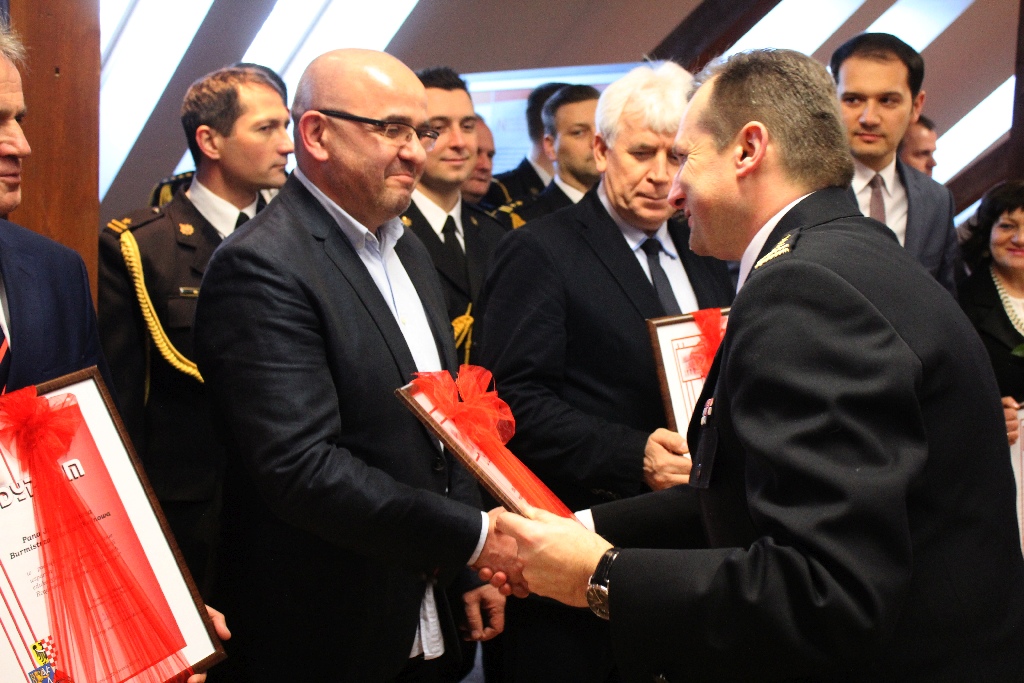 Strażacy pochwalili się zakończoną inwestycją i nowym sprzętem