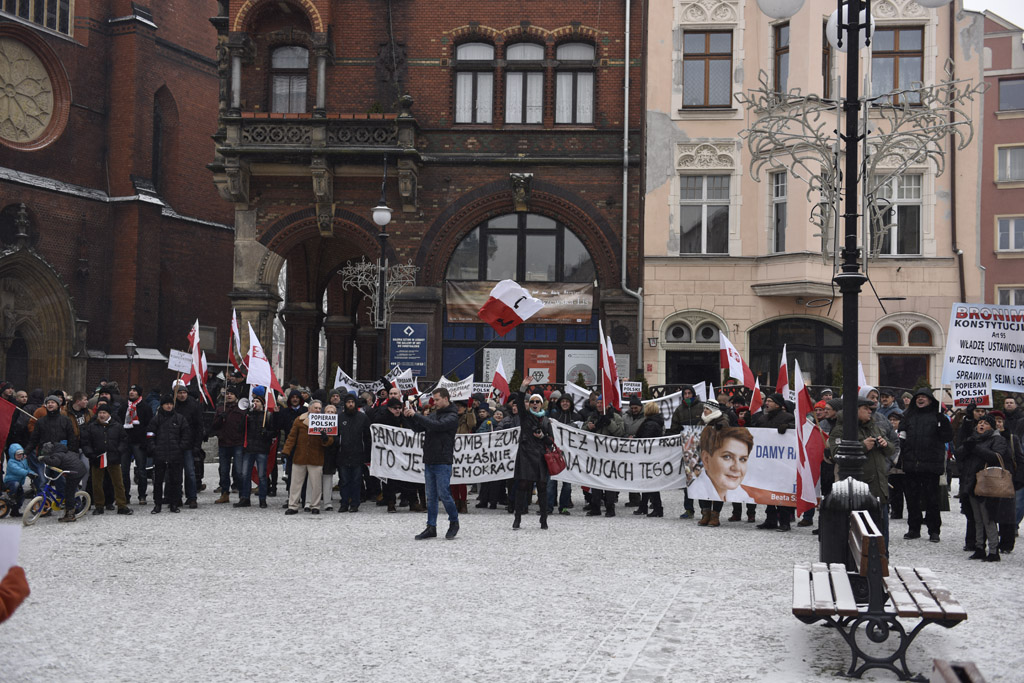 Dwie manifestacje w centrum Legnicy. Jedna za, druga przeciw