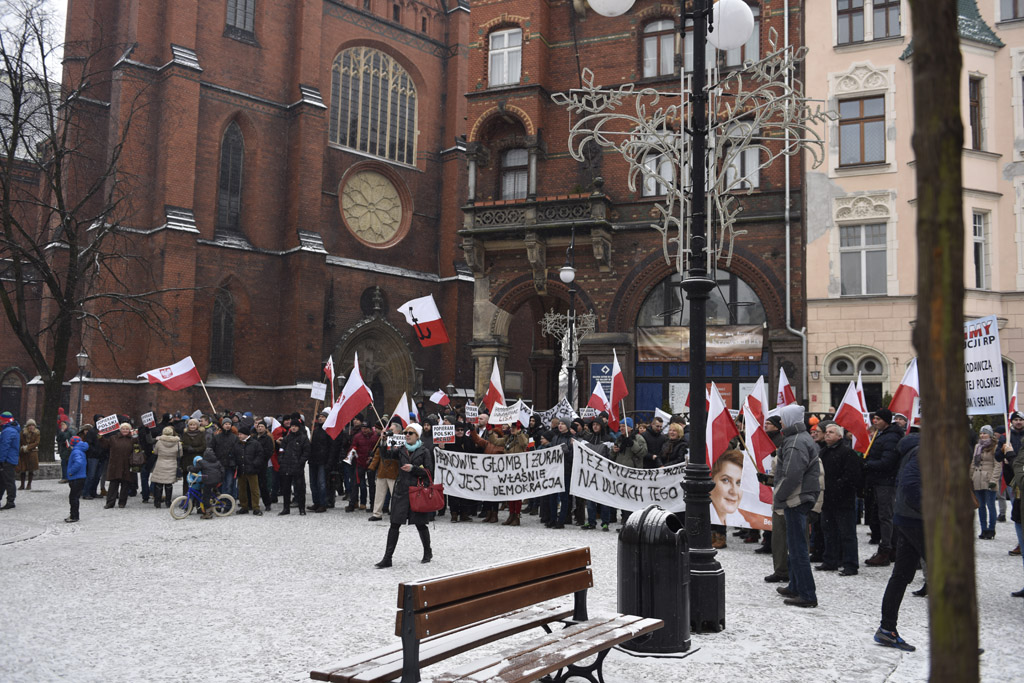 Dwie manifestacje w centrum Legnicy. Jedna za, druga przeciw