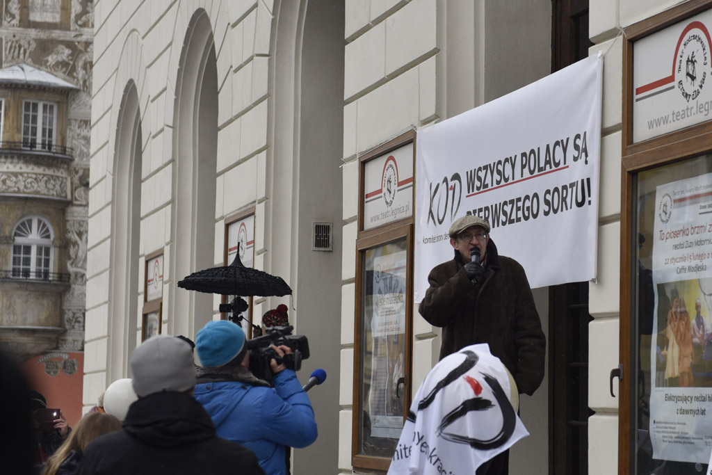 Dwie manifestacje w centrum Legnicy. Jedna za, druga przeciw