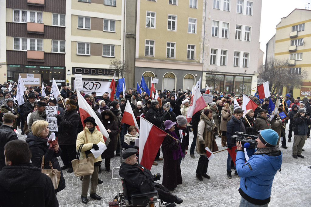 Dwie manifestacje w centrum Legnicy. Jedna za, druga przeciw