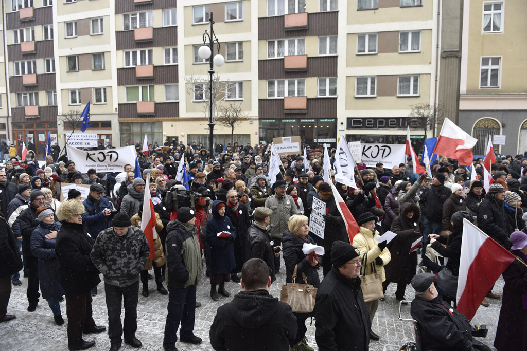 Dwie manifestacje w centrum Legnicy. Jedna za, druga przeciw