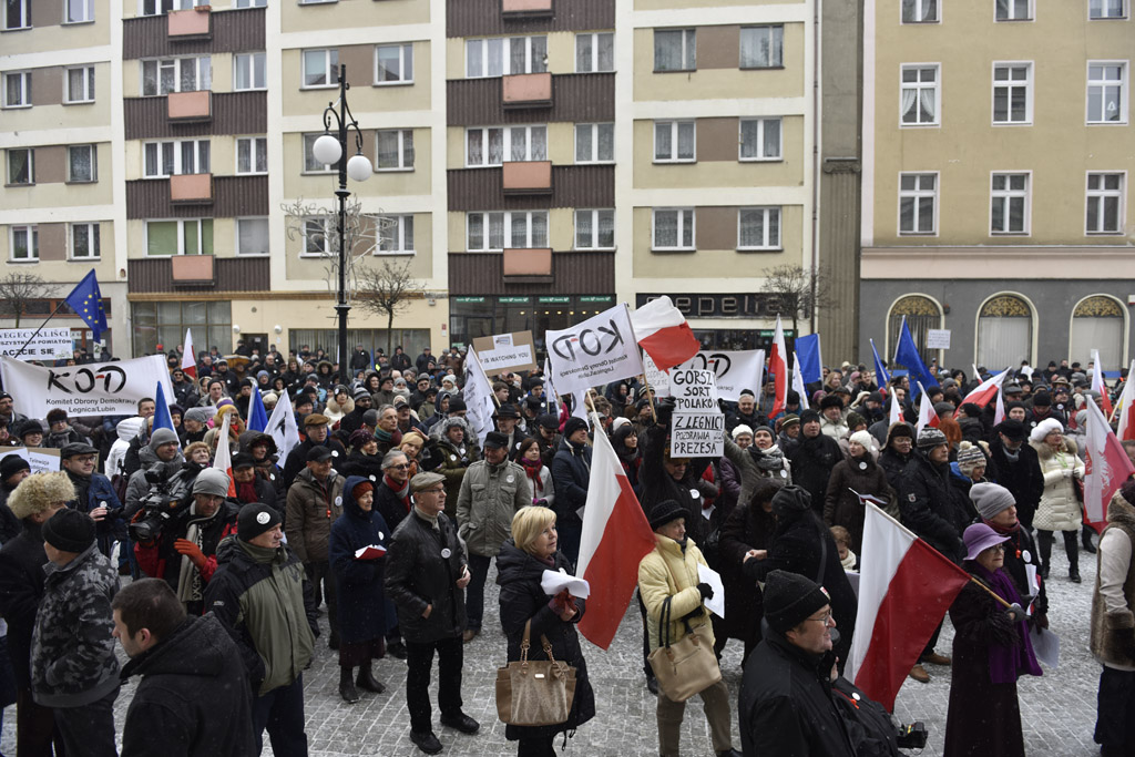 Dwie manifestacje w centrum Legnicy. Jedna za, druga przeciw