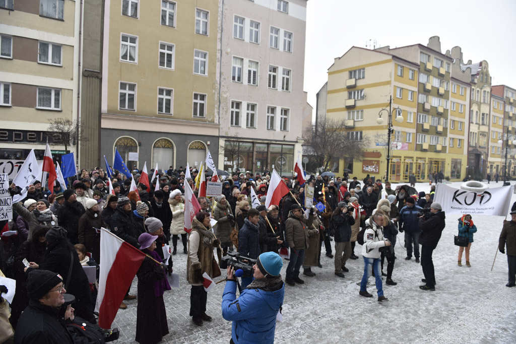 Dwie manifestacje w centrum Legnicy. Jedna za, druga przeciw