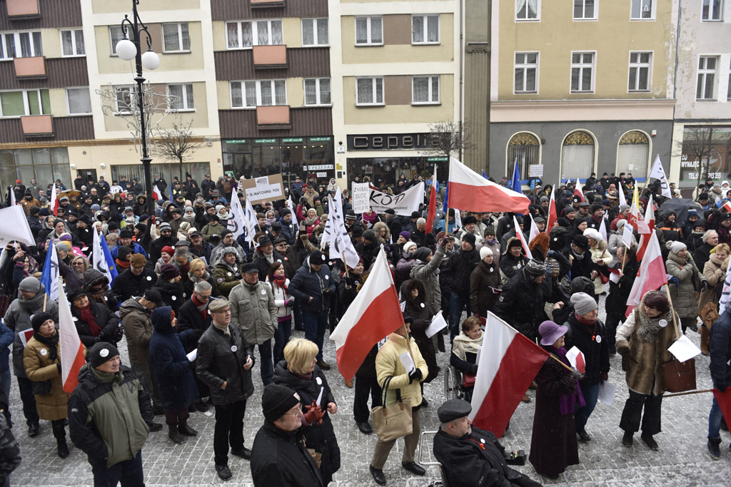 Dwie manifestacje w centrum Legnicy. Jedna za, druga przeciw