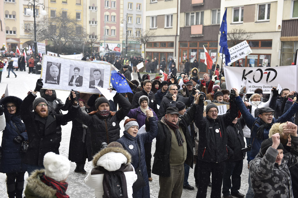 Dwie manifestacje w centrum Legnicy. Jedna za, druga przeciw