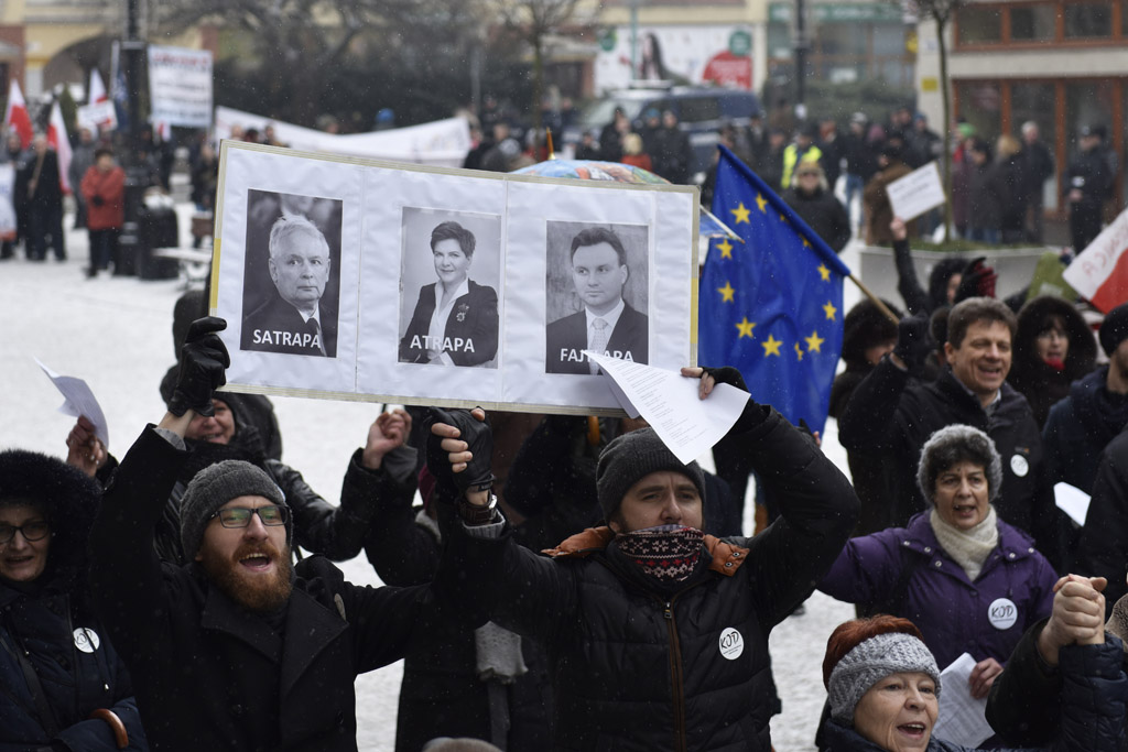 Dwie manifestacje w centrum Legnicy. Jedna za, druga przeciw