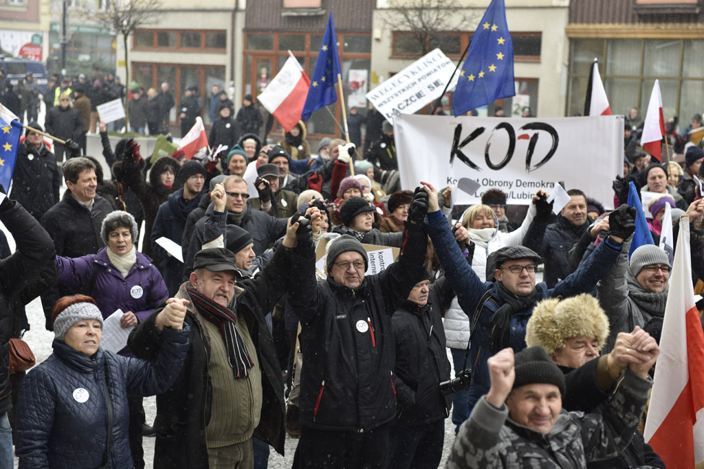 Dwie manifestacje w centrum Legnicy. Jedna za, druga przeciw
