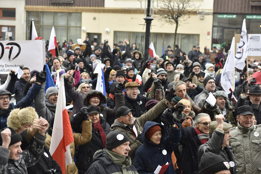 Dwie manifestacje w centrum Legnicy. Jedna za, druga przeciw